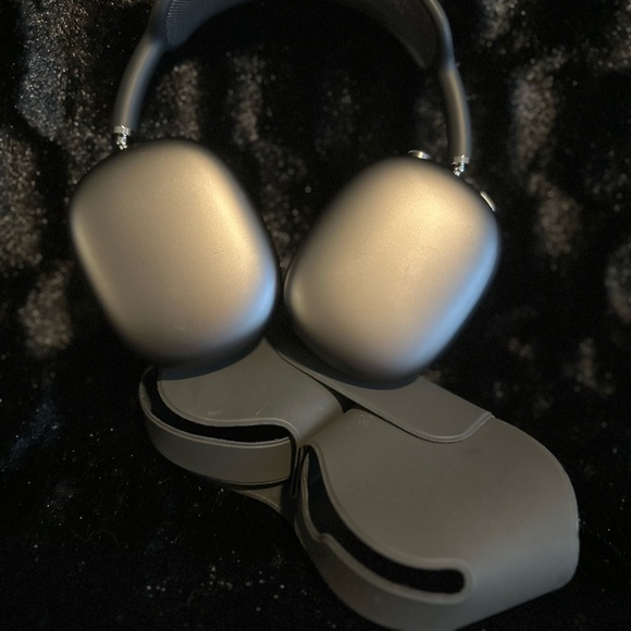 Apple Other - Apple AirPods Max in Matte Gray work 5 times